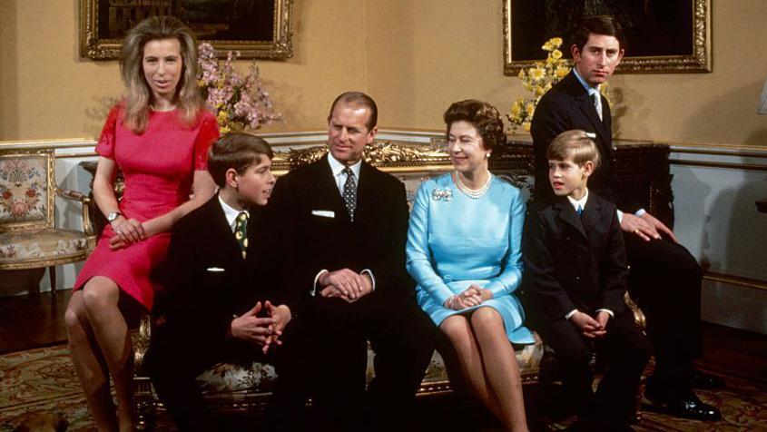 Andrés hablando con la familia real, incluyendo a Anne, el príncipe Felipe, la reina Isabel II, Eduardo y Carlos, en una foto de 1970.