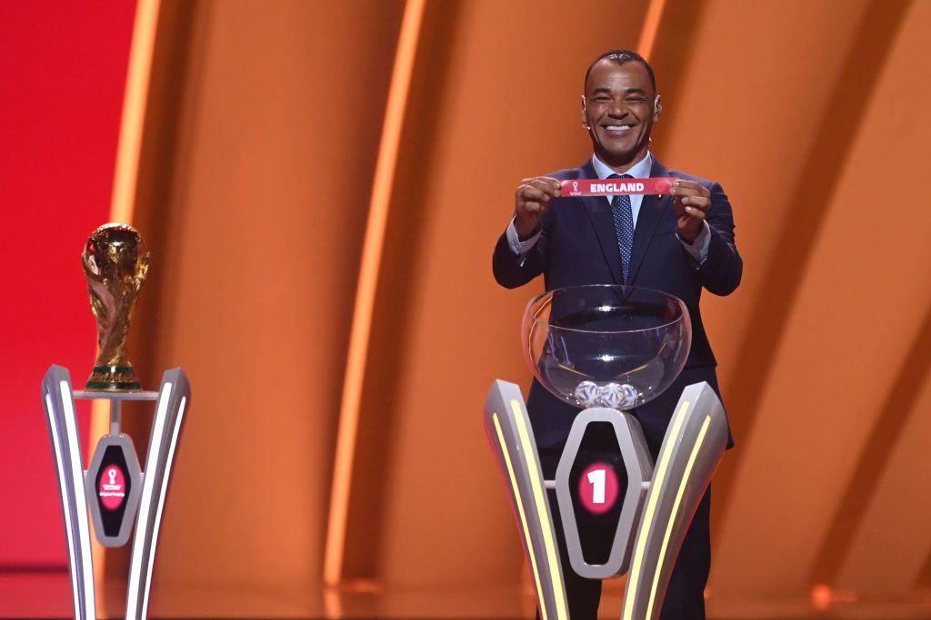 El exfutbolista Cafú muestra un cintillo con el nombre de Inglaterra durante el sorteo del Mundial 2022.