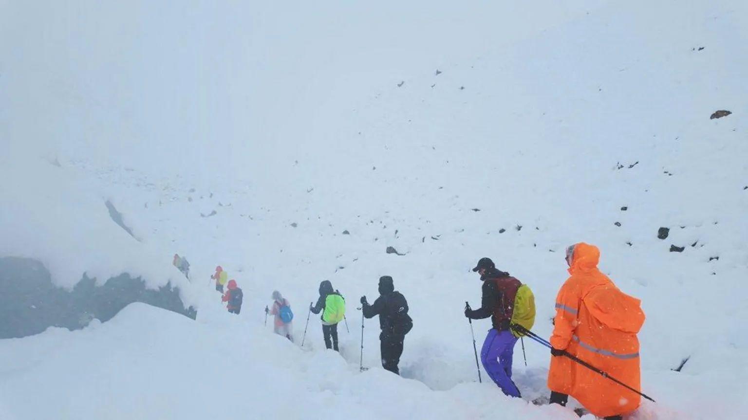 珠穆朗瑪峰暴風雪中，一群人在登山
