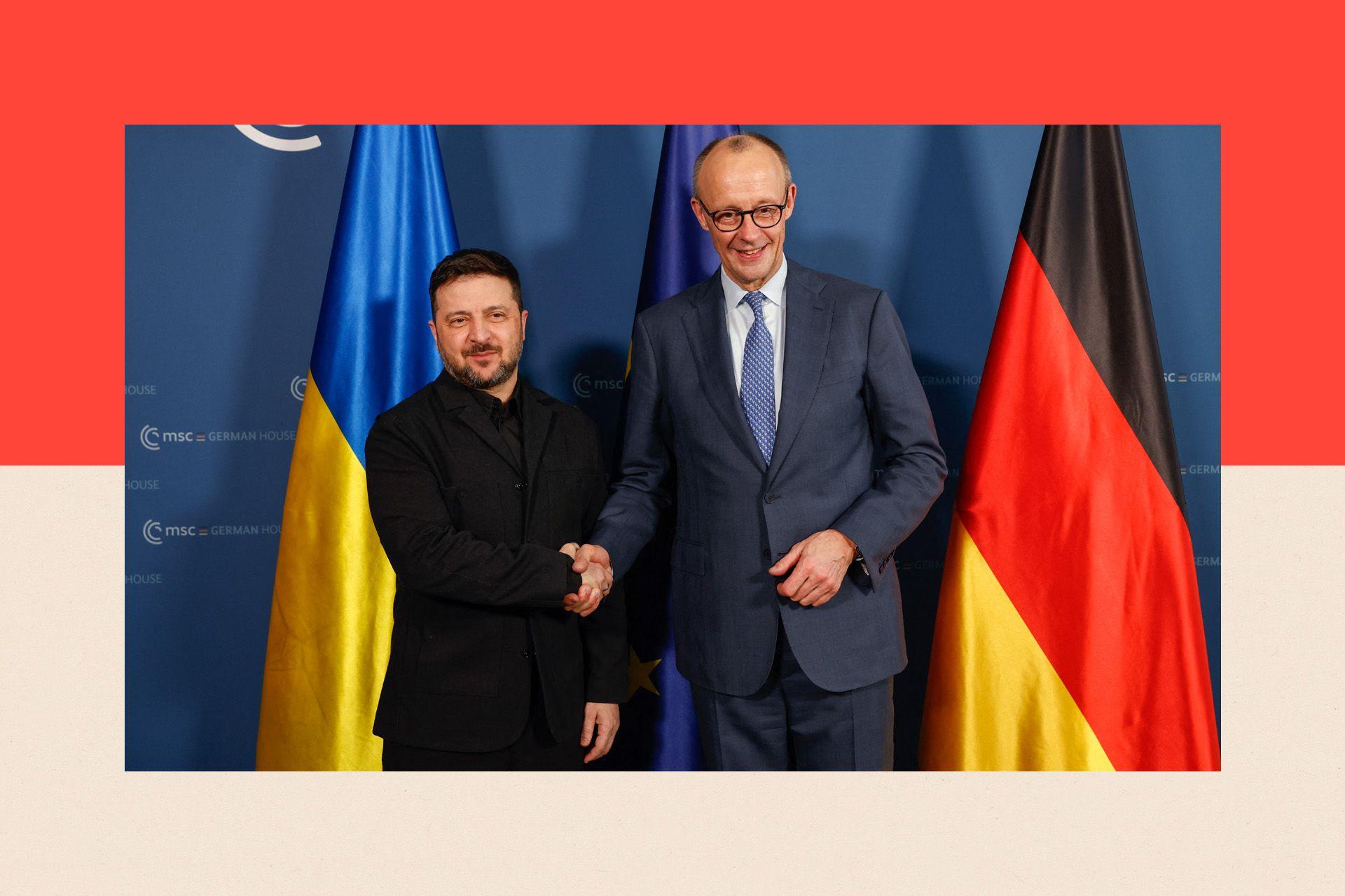 Ukrajinski predsednik Vladimir Zelenski (levo) i nemački kancelar Fridrih Merc rukuju se pre bilateralnih razgovora tokom 62. Minhenske bezbednosne konferencije