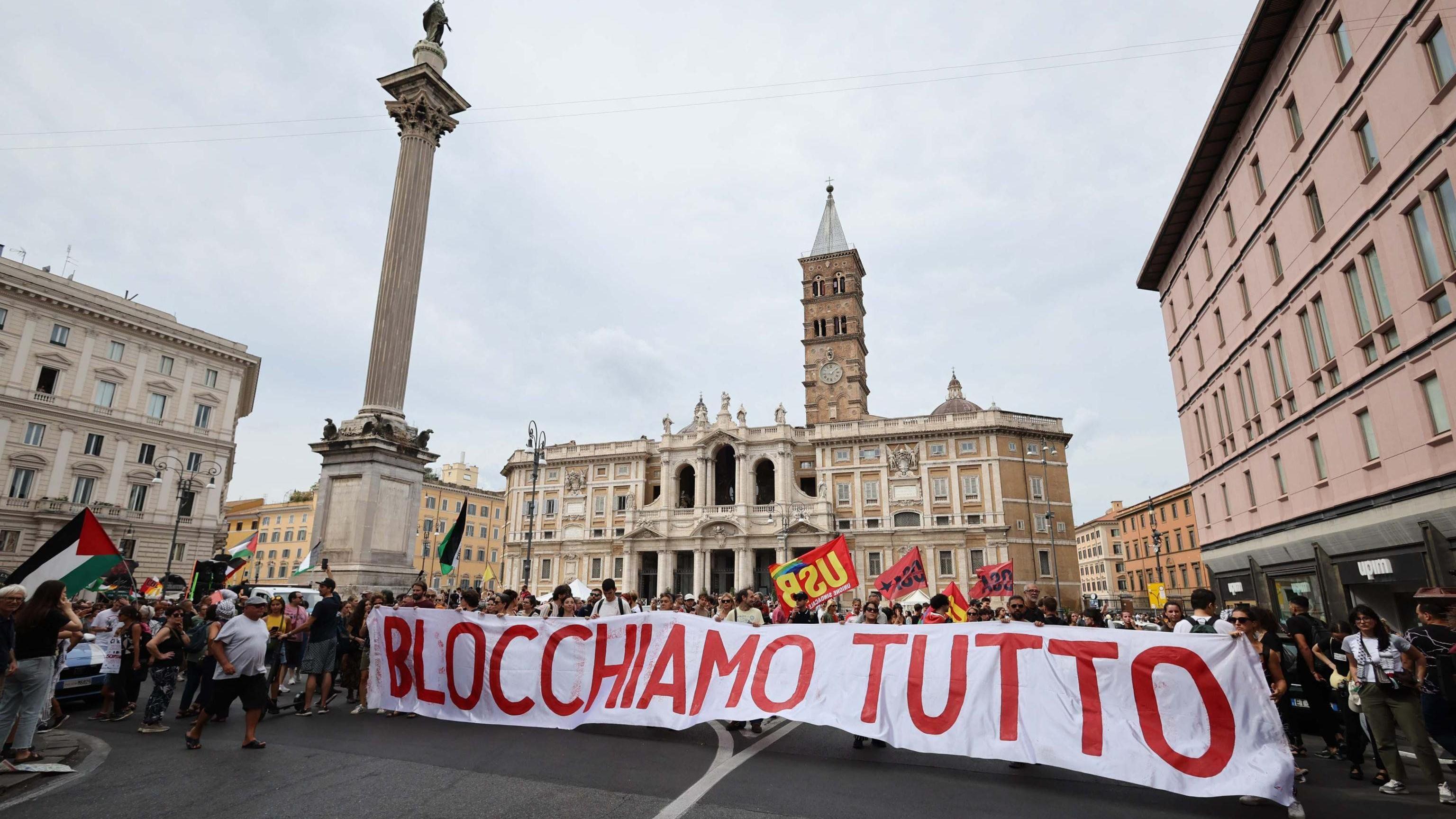 Una pancarta con el lema "Bloqueemos todo" en italiano en Roma, Italia, el 22 de septiembre de 2025