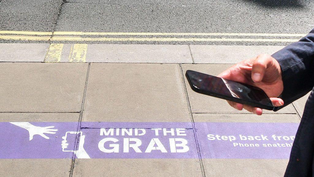Cuidado con el robo de teléfonos: en Londres se ha puesto en marcha una campaña para alertar sobre los ladrones de teléfonos. 
