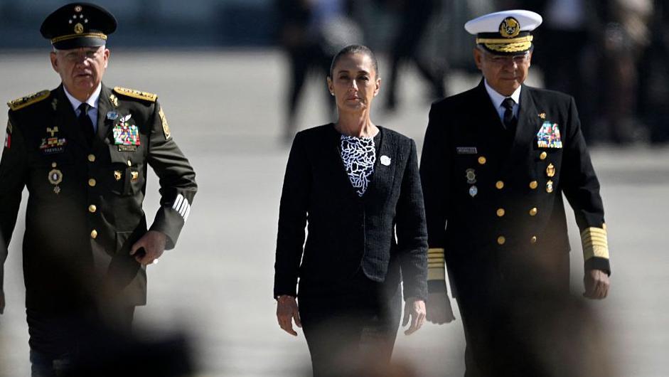 Sheinbaum junto al secretario de Defensa, Ricardo Trevilla Trejo (izq.) y el almirante Raymundo Pedro Morales, el pasado 10 de febrero.
