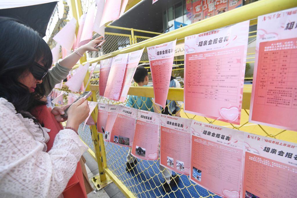 2025年3月22日，在廣西南寧舉行的相親活動中，單身人士或家長為孩子尋找相親對象。