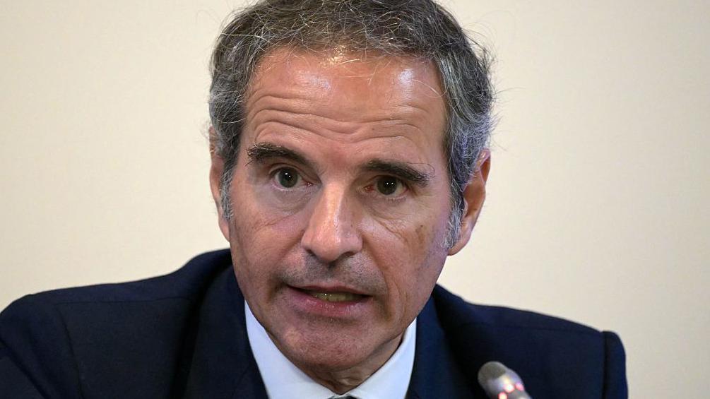 O diretor-geral da Ag&ecirc;ncia Internacional de Energia At&ocirc;mica, Rafael Grossi, vestindo um terno azul-marinho, camisa branca e gravata azul. Ele fala ao microfone.