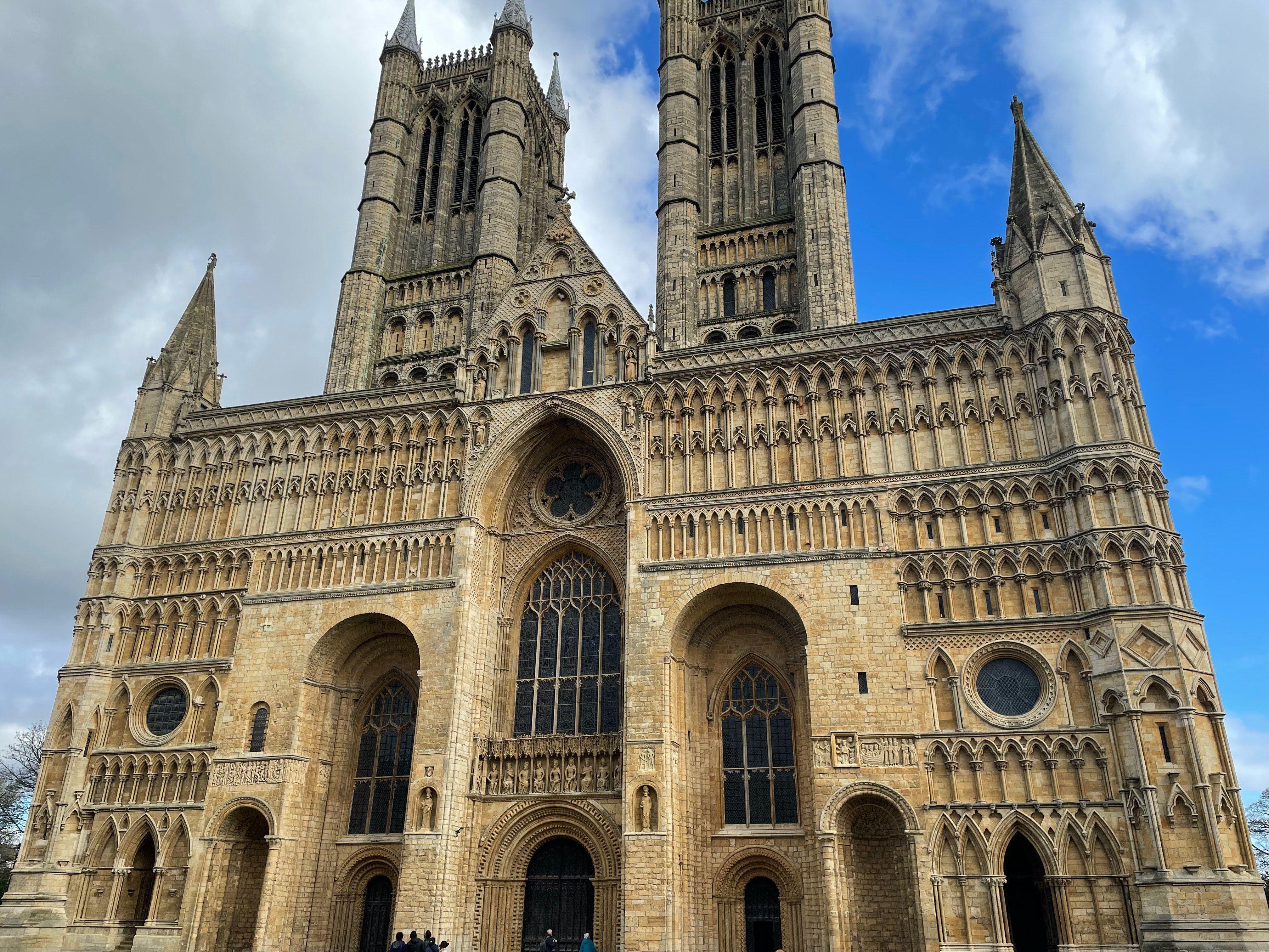 Imagem da catedral, de frente, com céu azul ao fundo
