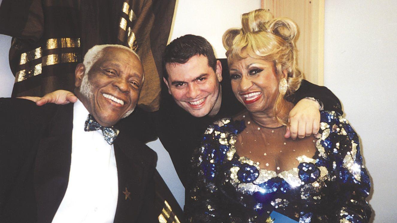 Omer Pardillo abrazando a Pedro Knight y a Celia Cruz