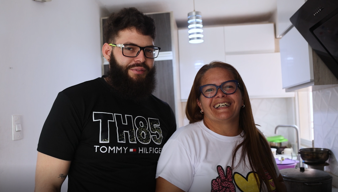 Wilken Flores y su madre