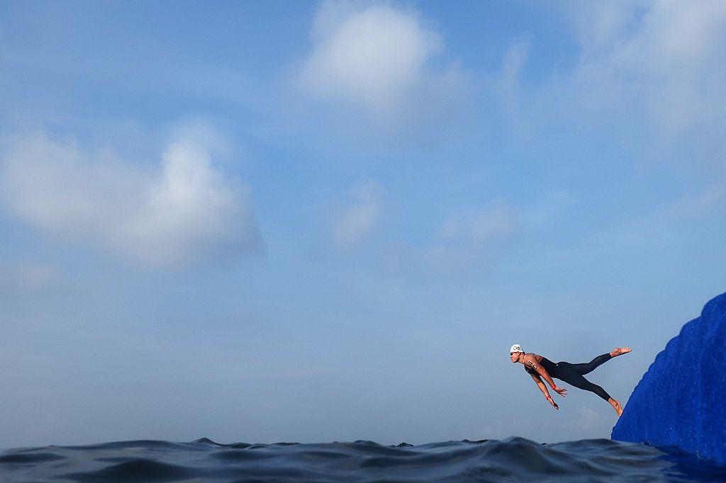 Tianchen Lan, del equipo chino de natación en aguas abiertas, se lanza al agua y es capturado por la cámara justo después. 