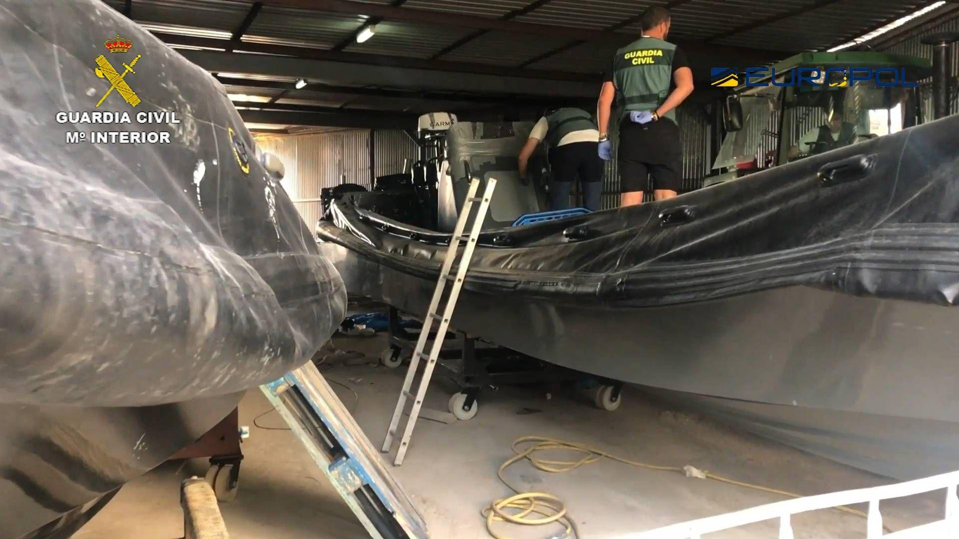 Polícia espanhola durante apreensão de narcolanchas