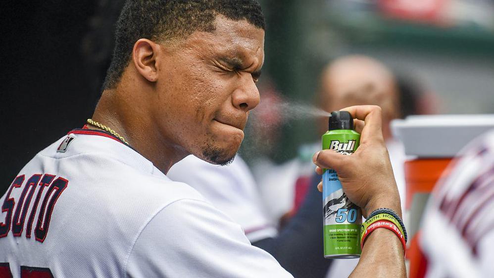 شخص يستخدم واقيا للشمس