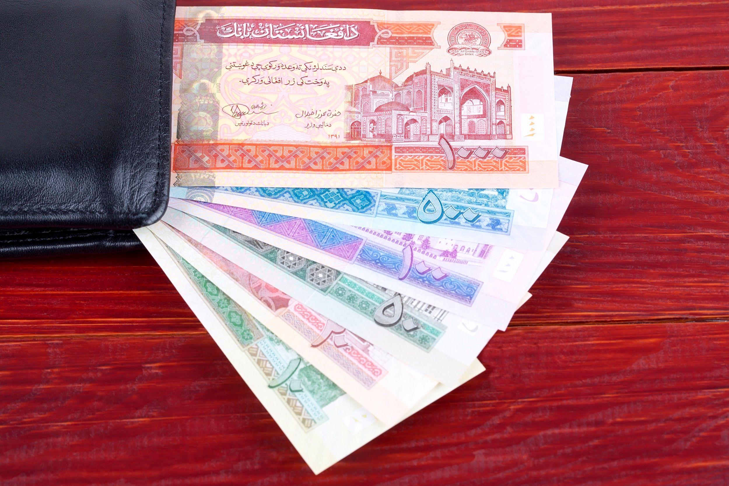 پنج نوع اسکناس افغانی در کنار کیف پول