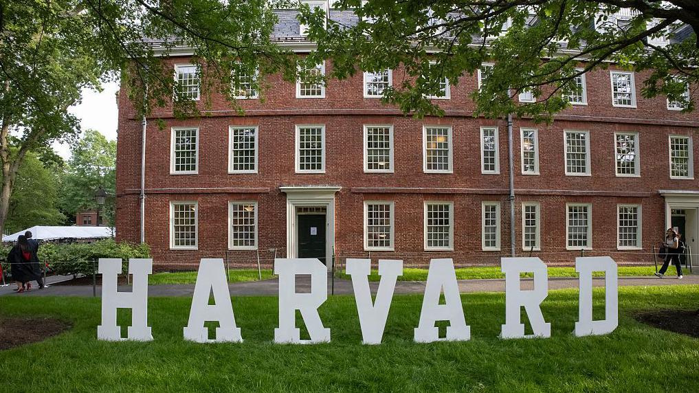 哈佛大學校園內，有著「HARVARD」字樣的標誌。