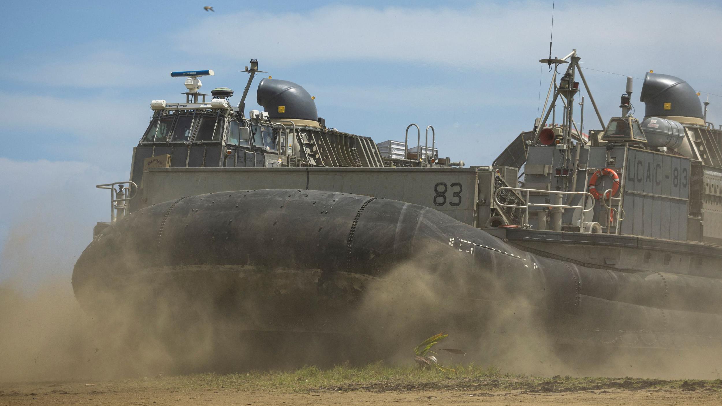 Un vehículo militar LCAC. Es una especie de transporte de desembarco con colchón de aire de la Marina de los EE. UU. Se ve en la playa de Arroyo, Puerto Rico, durante un entrenamiento el 5 de septiembre de 2025.