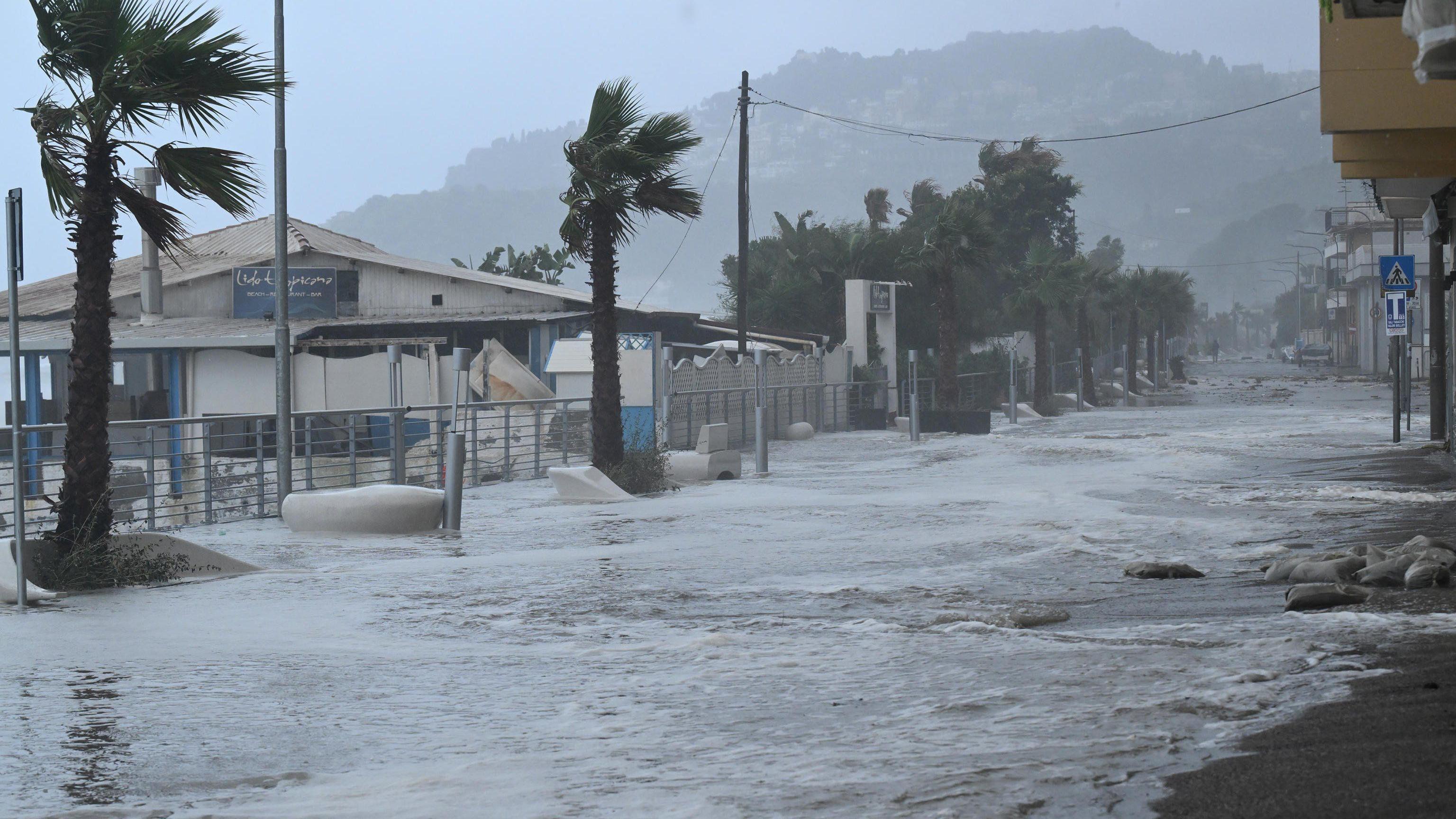 Područja pogođena lošim vremenom u blizini plaže Maceo u Taormini, na istočnoj obali Sicilije, južna Italija, 20. januara 2026. Italijanska služba civilne zaštite izdala je crveno upozorenje na loše vreme širom Sardinije, Sicilije i Kalabrije 