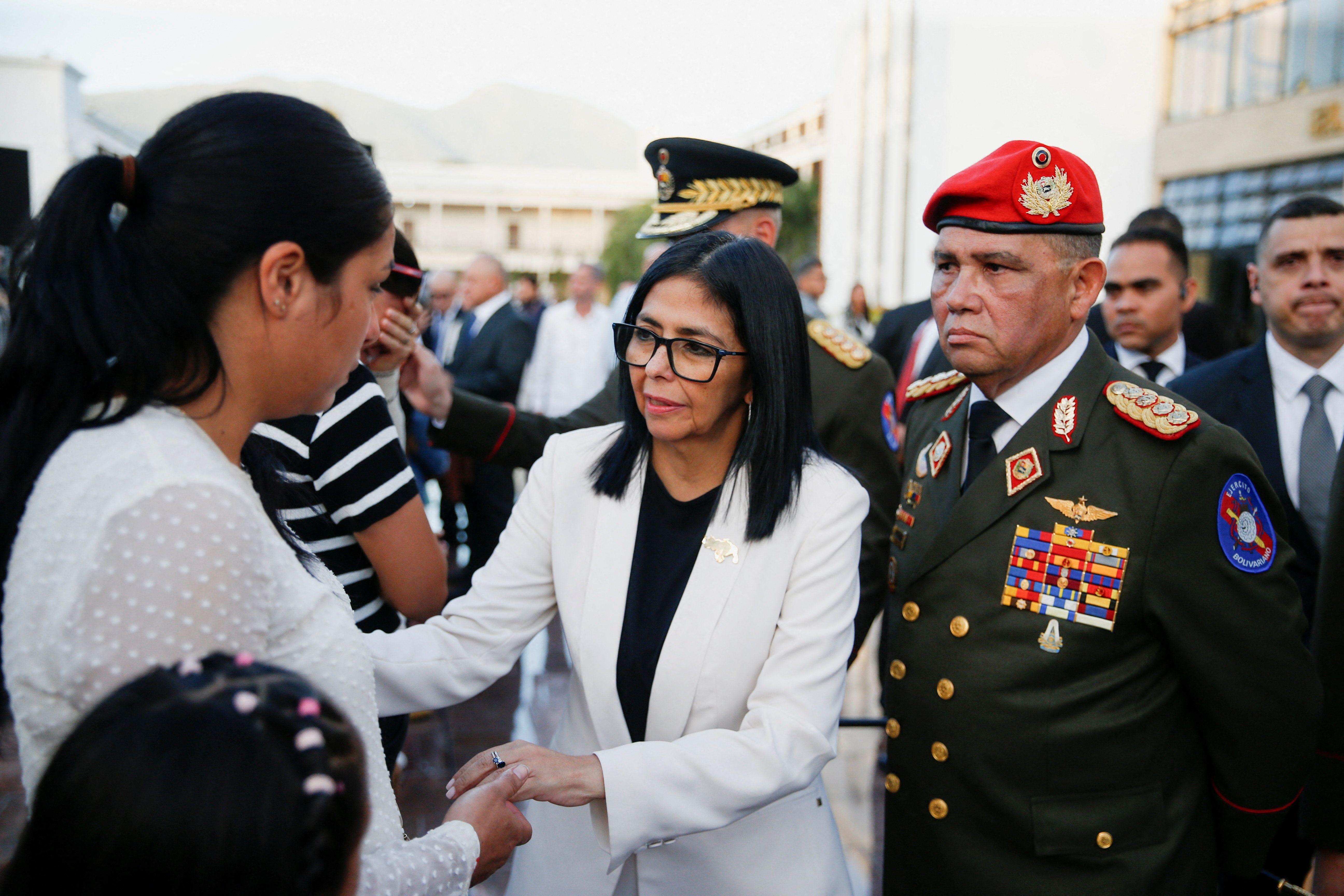 Delcy Rodríguez, en el centro, saluda a la esposa y la hija del capitán Moisés Sequera, a la izquierda junto al general Gustavo González López, a la derecha, vestido de militar, con boina roja y el pecho lleno de galones militares. 