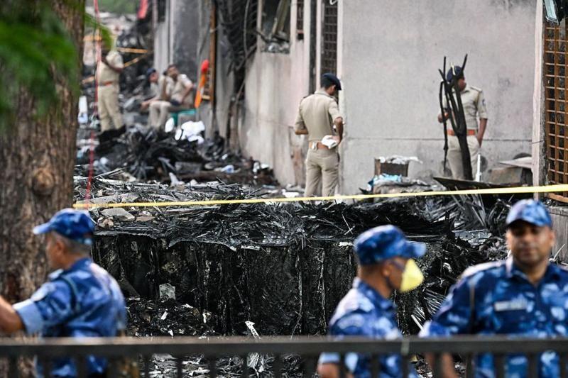 Las autoridades indias durante las labores en el lugar del accidente.