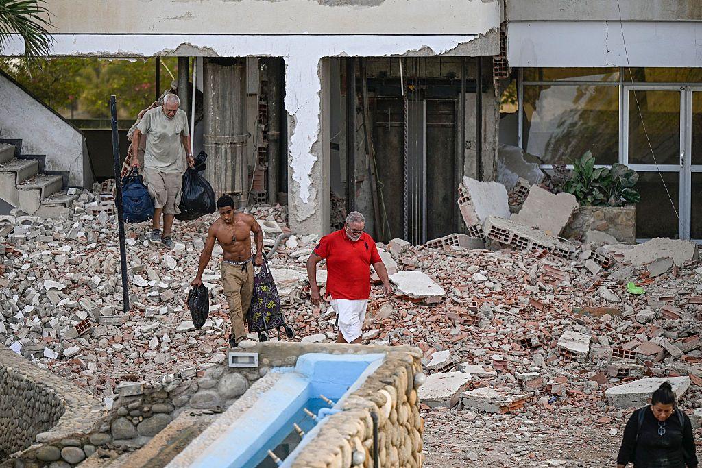 Personas sacan sus pertenencias de un edificio dañado tras un terremoto en Catia La Mar, estado de La Guaira —a unos 30 km al noroeste de Caracas—, el 25 de junio de 2026. 