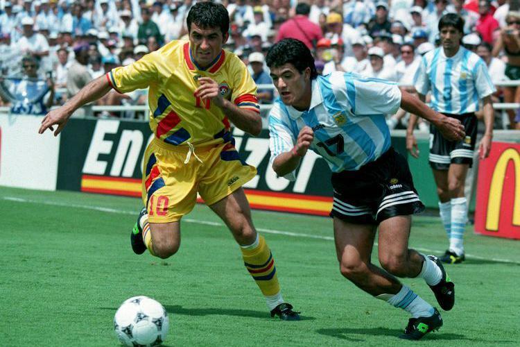 Gheorghe Hagi disputa a bola no jogo contra a Argentina, nas oitavas de final da Copa do Mundo de 1994