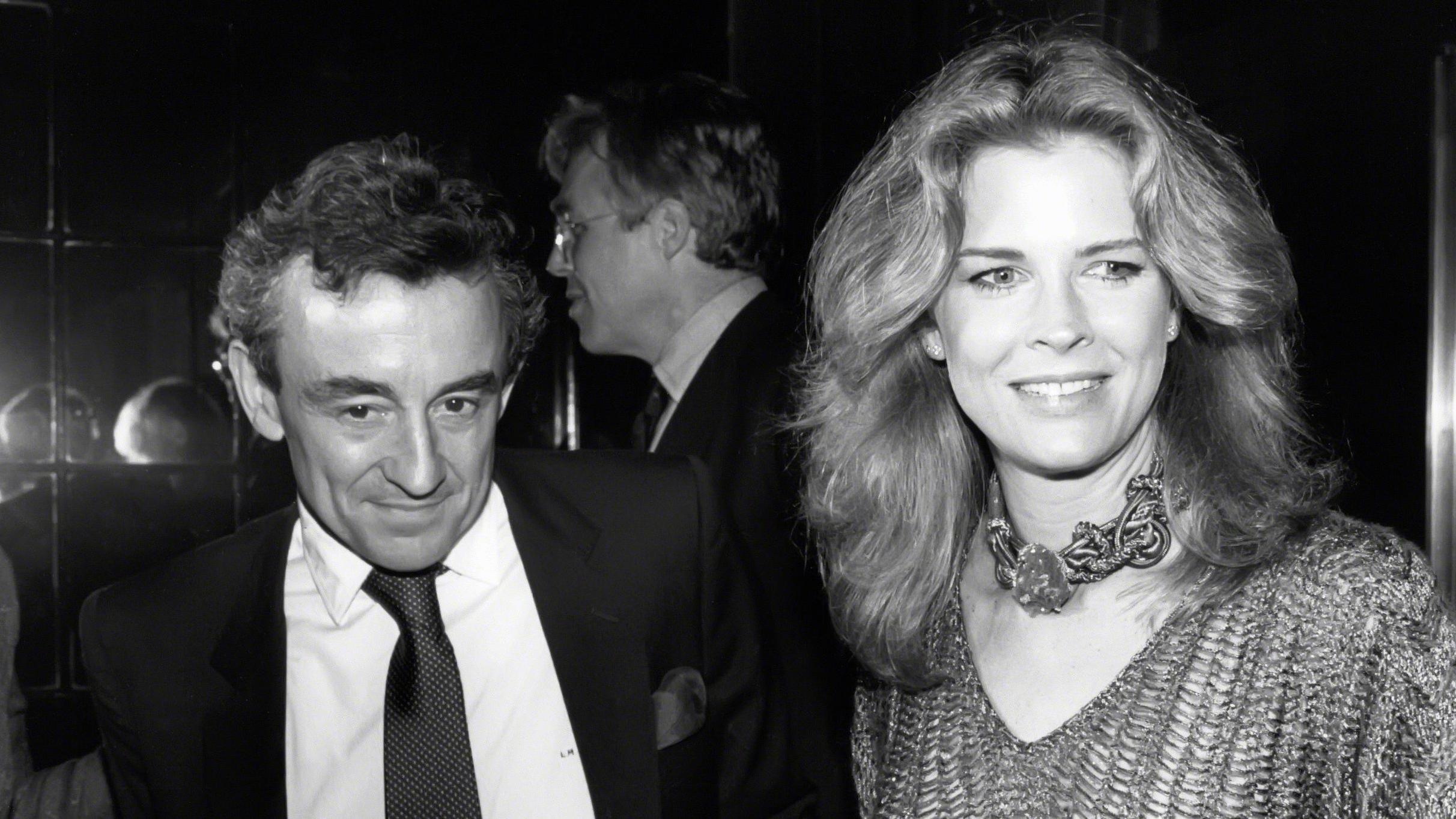 Louis Malle y Candice Bergen en atuendos elegantes (en escala de grises)