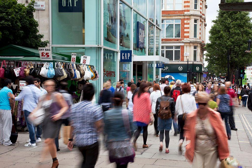 مارّة ومتسوّقون في شارع أوكسفورد وسط لندن
