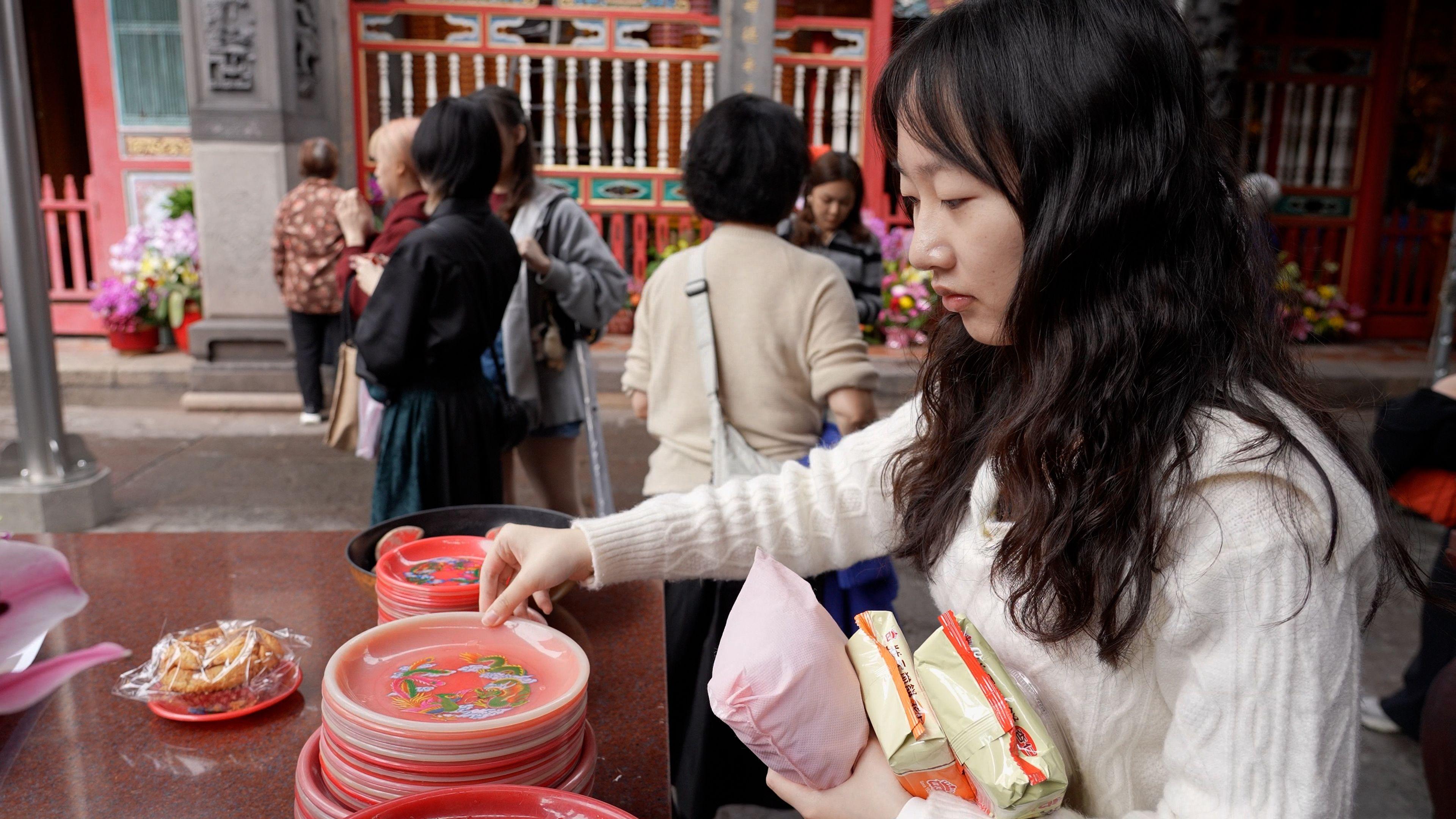 過去兩年，台灣追星族之間興起一股到廟裡求演唱會門票的風潮。