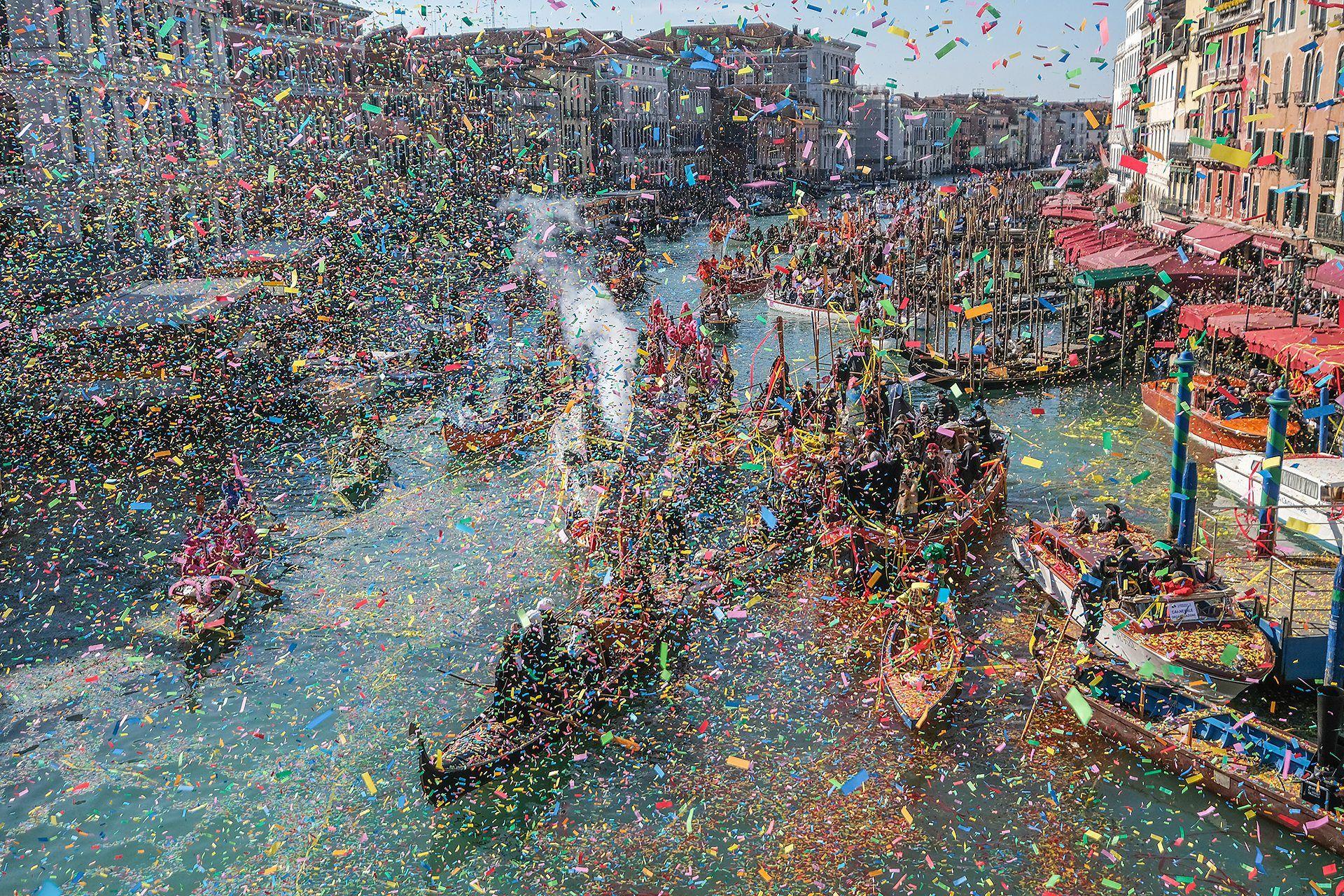 Las góndolas de Venecia, Italia, repletas de papeles de color.