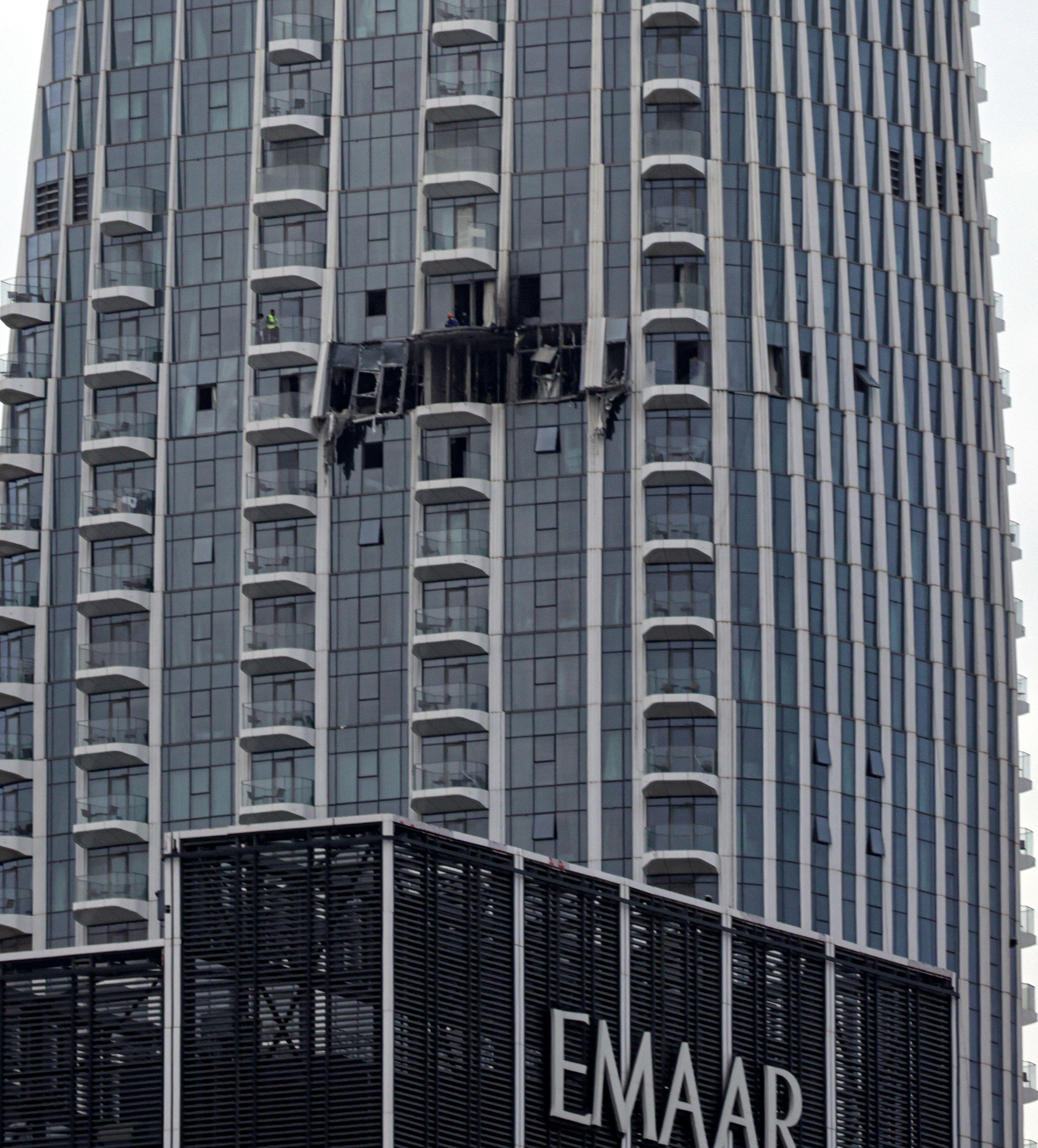 這是迪拜河港塔在遭到伊朗無人機襲擊後受損部分的景象