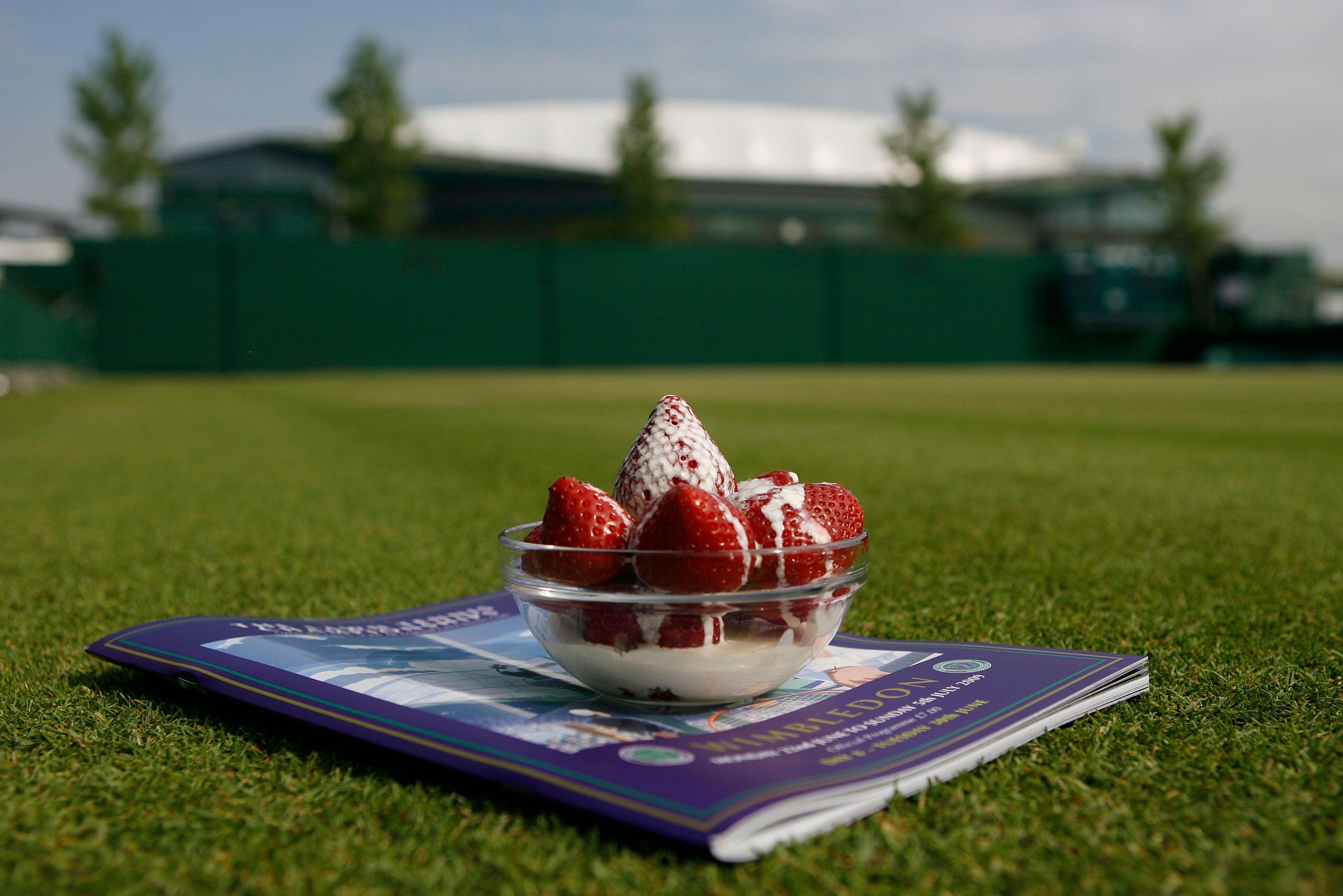 طبق الفراولة بالكريمة في موقع بطولة ويمبلدون في 2009