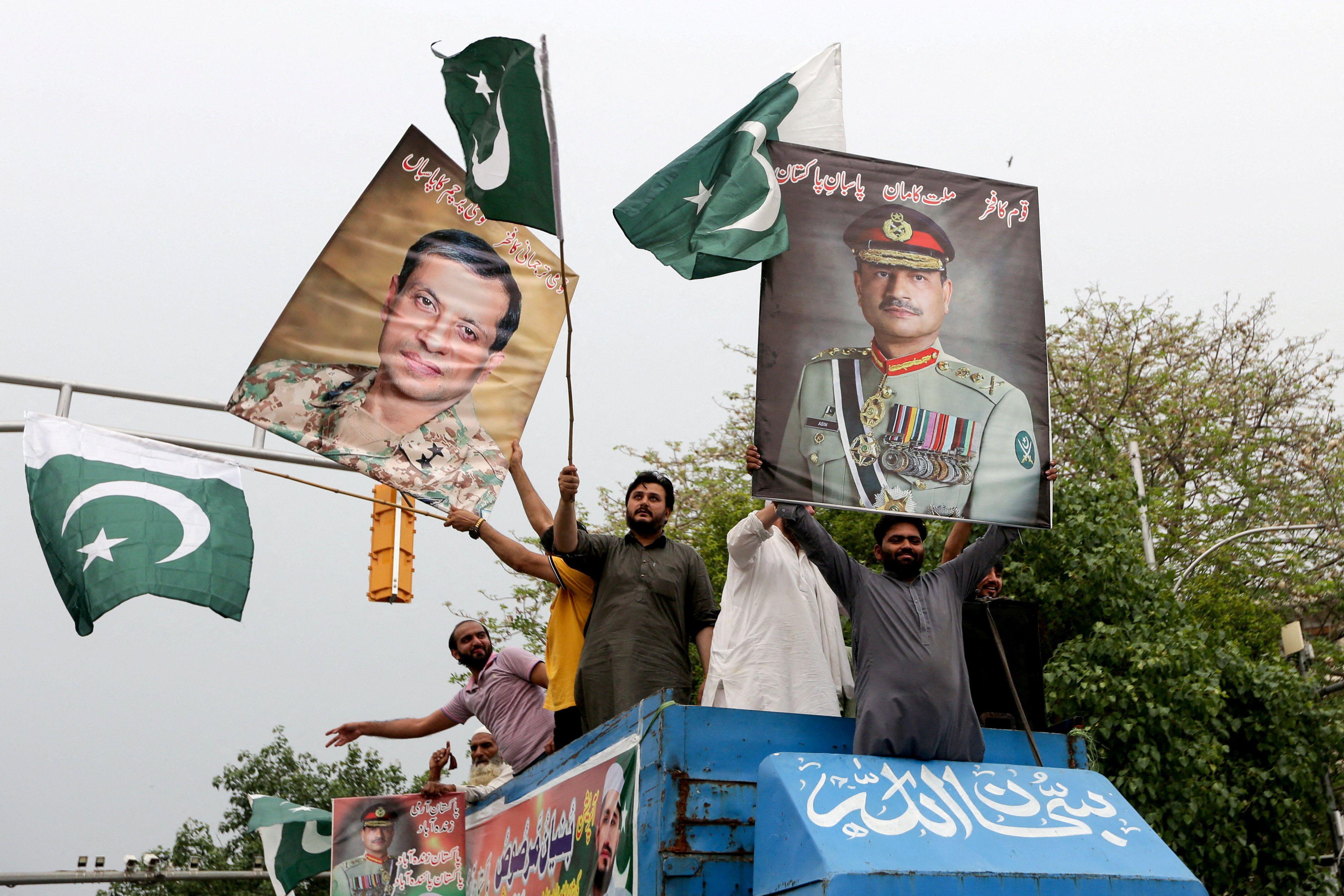 متظاهرون باكستانيون داعمون للجيش الباكستاني