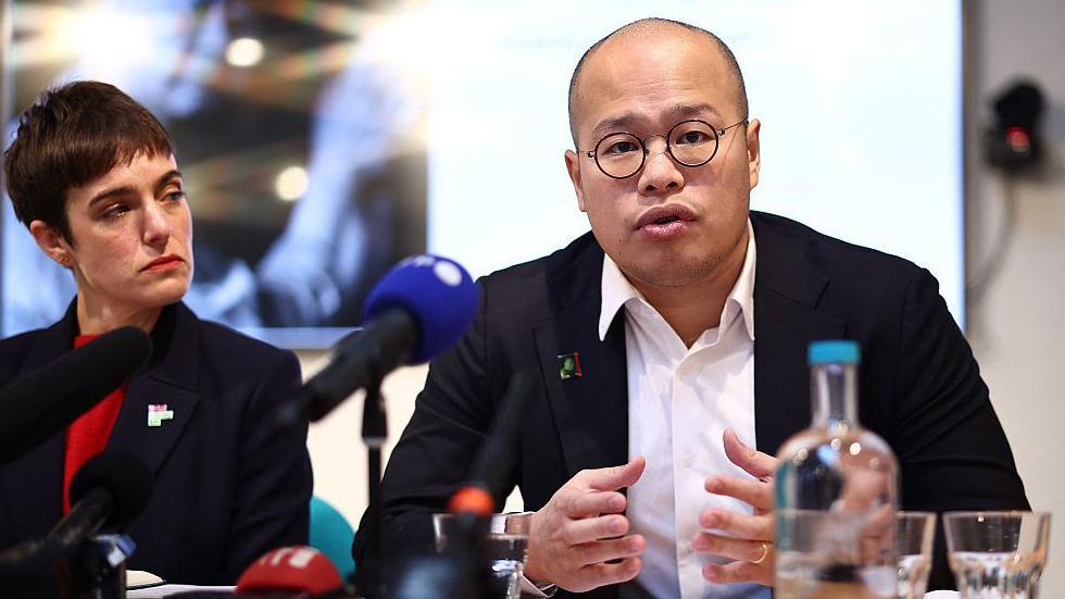 Sébastien Lai Sung-yan, hijo del magnate de los medios de comunicación de Hong Kong, Jimmy Lai, encarcelado, asiste a una conferencia de prensa en Londres el 15 de diciembre de 2025,