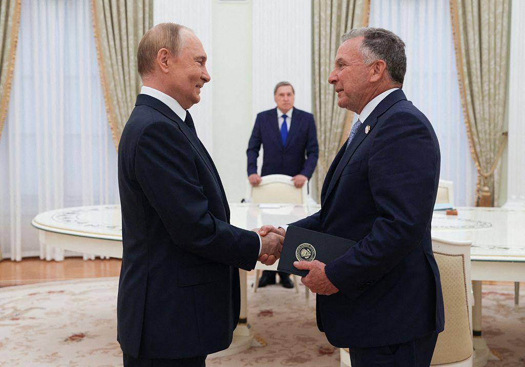 En esta fotografía distribuida por la agencia de noticias estatal rusa Sputnik, el presidente ruso Vladimir Putin y el enviado especial de Estados Unidos, Steve Witkoff, mueren antes de sus conferencias en Moscú el 6 de agosto de 2025.