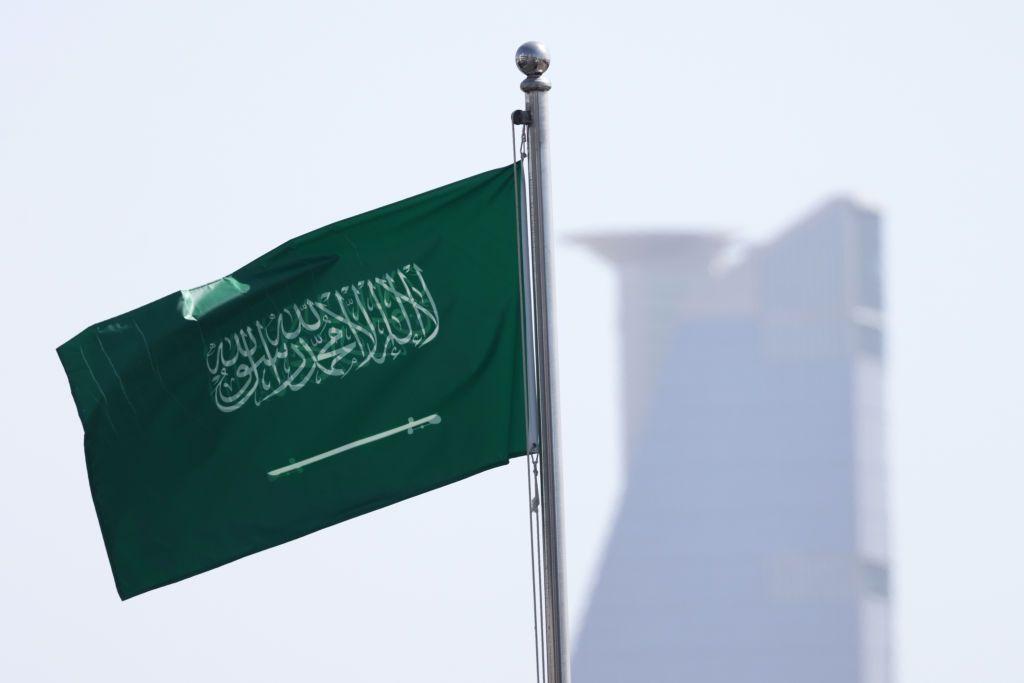 علم السعودية قبيل الحصة التجريبية الأولى لسباق جائزة السعودية الكبرى للفورمولا 1، على حلبة كورنيش جدة في جدة، السعودية، في 7 مارس/آذار 2024