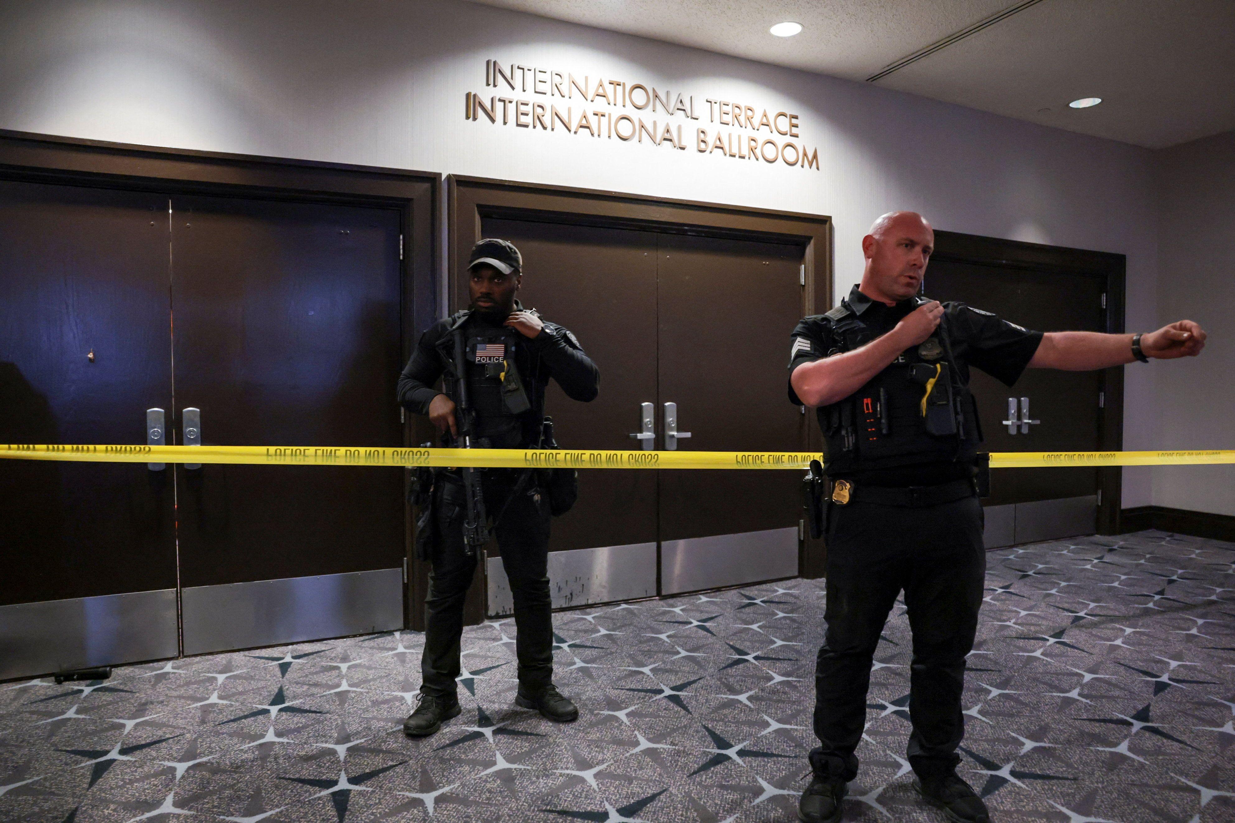 Dos agentes parados a la entrada del salón donde se celebraba la cena de los corresponsales.