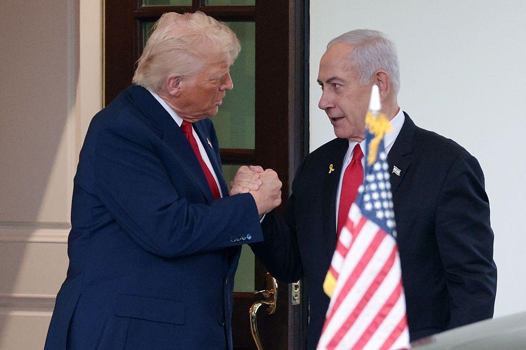 Donald Trump y Benjamin Netanyahu se dan la mano en una visita del Primer Ministro de Israel a Washington.