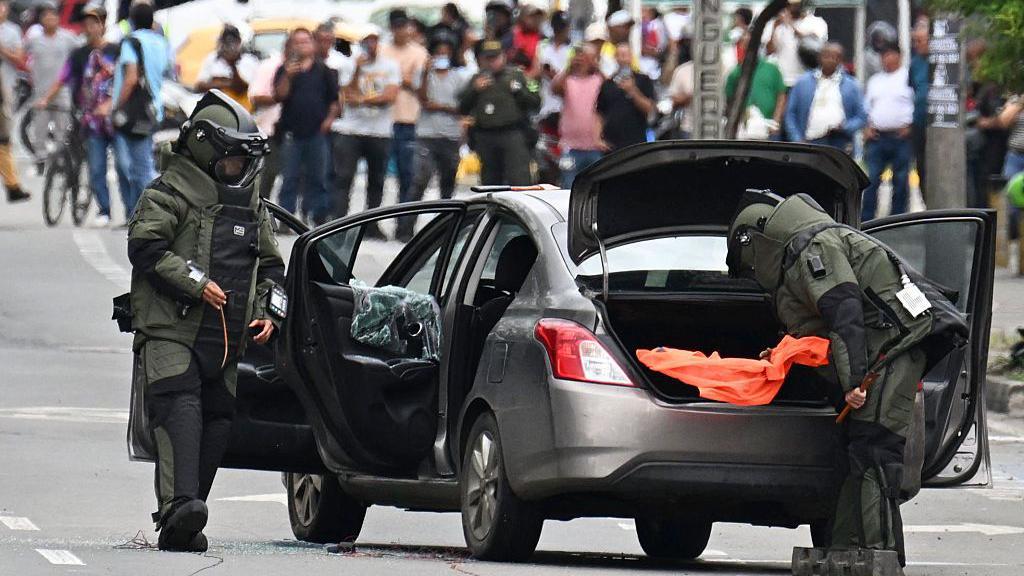 Búsqueda e inspección de vehículos en Cali tras el atentado.