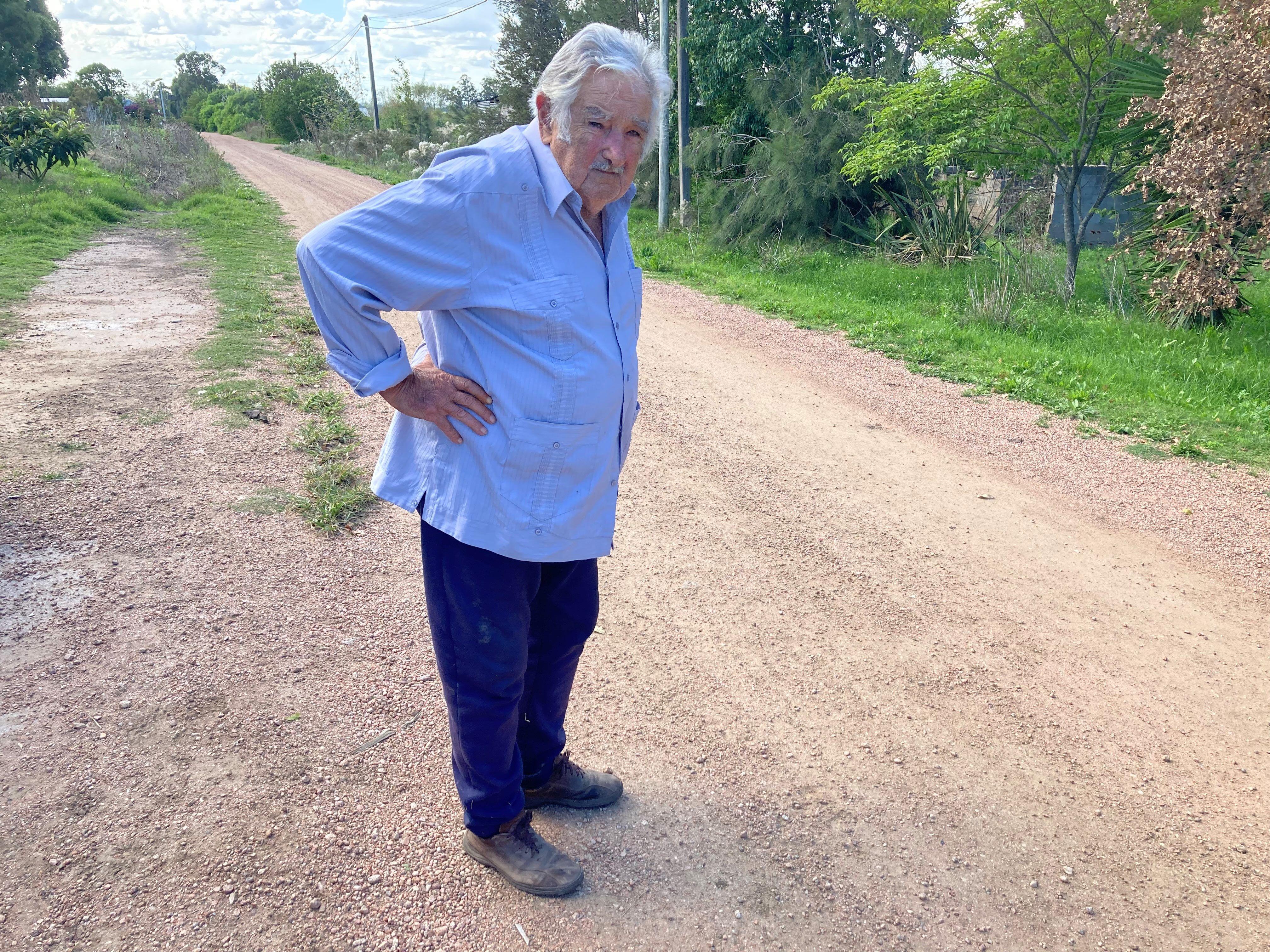José Mujica parado sobre un camino de tierra