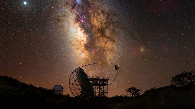 Vista da Via Láctea, com uma enorme antena no solo