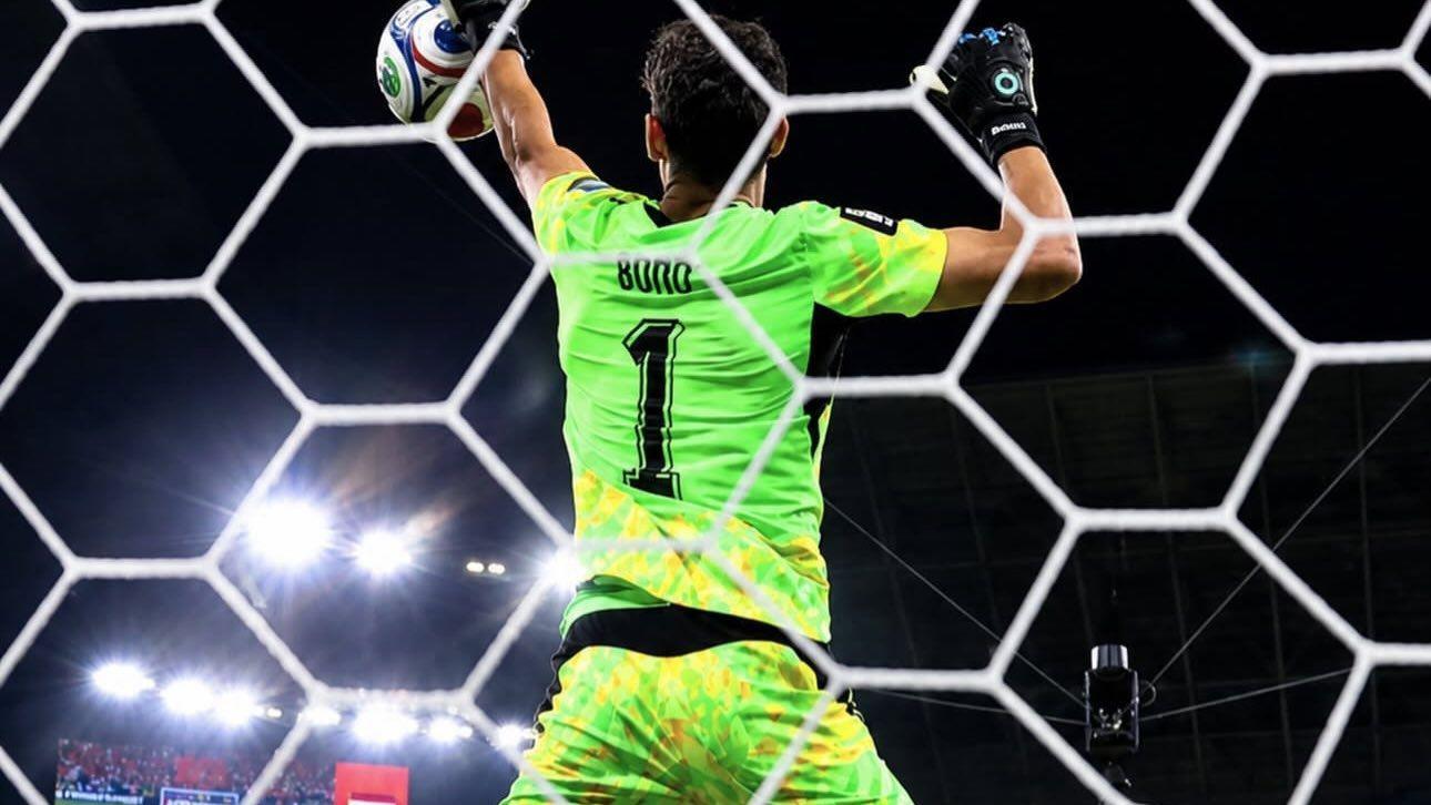 ياسين بونو خلال مباراة المغرب وهولندا في مونتيري، التي حسمها المنتخب المغربي بركلات الترجيح وبلغ بعدها دور الستة عشر في كأس العالم.