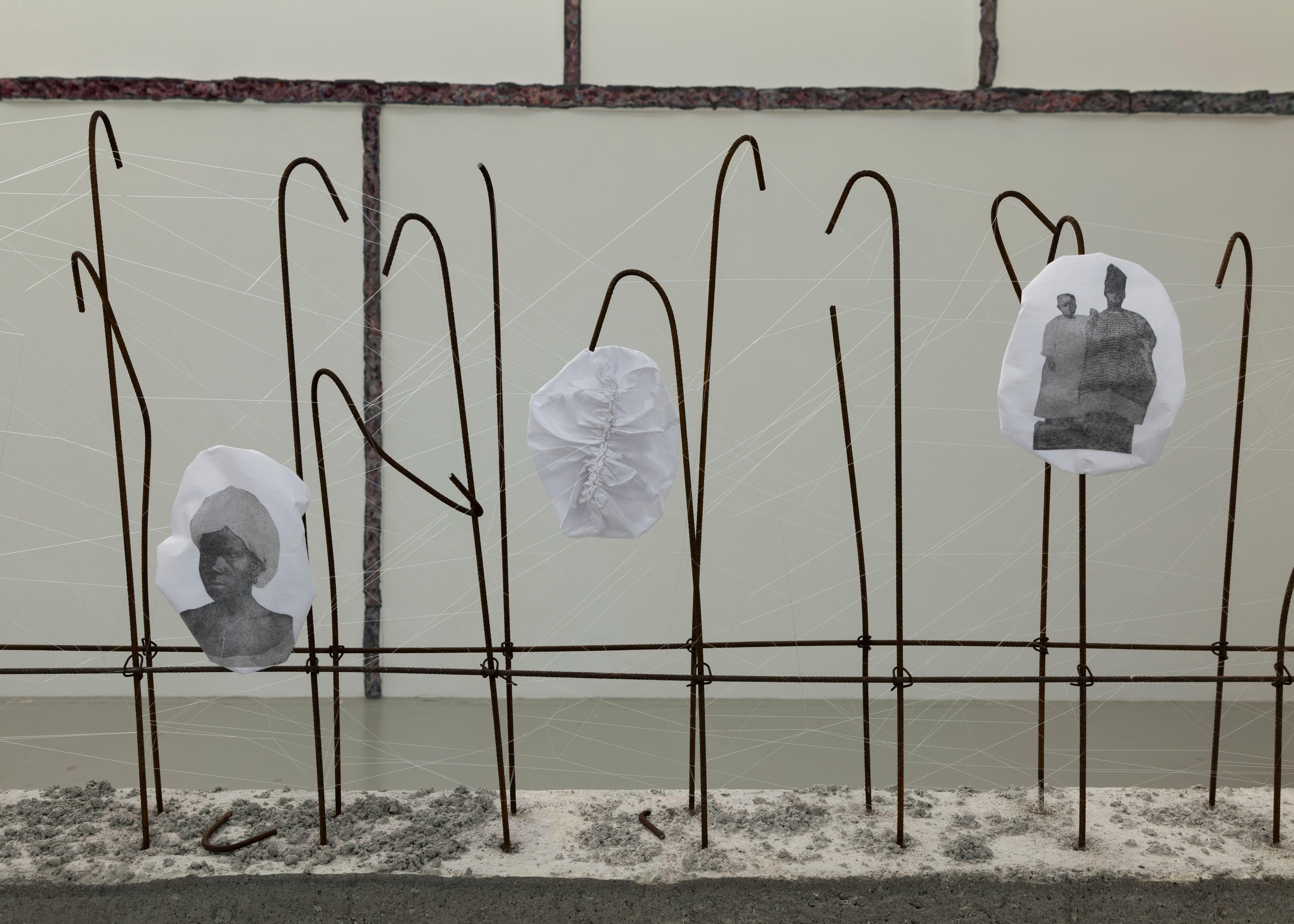 Em Aracnes, Paulino costura retratos de mulheres negras com fios que remetem a teias de aranhas