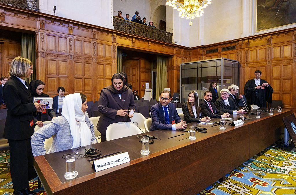 صورة تظهر ممثلي الإمارات في محكمة العدل الدولية خلال جلسة النطق بالحكم في القضية التي رفعها السودان.