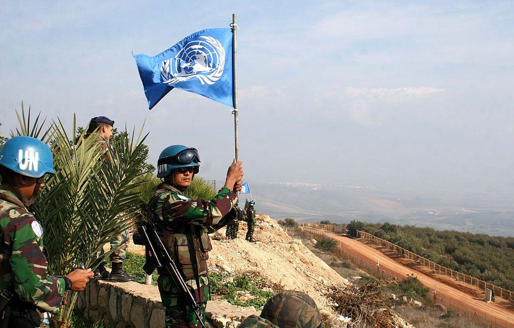 مجموعة من قوات حفظ السلام الإندونيسية التابعة لليونيفيل ترفع علم الأمم المتحدة على الحدود بين لبنان وإسرائيل في قرية العديسة بجنوب لبنان، بتاريخ 30 نوفمبر/تشرين الثاني 2009