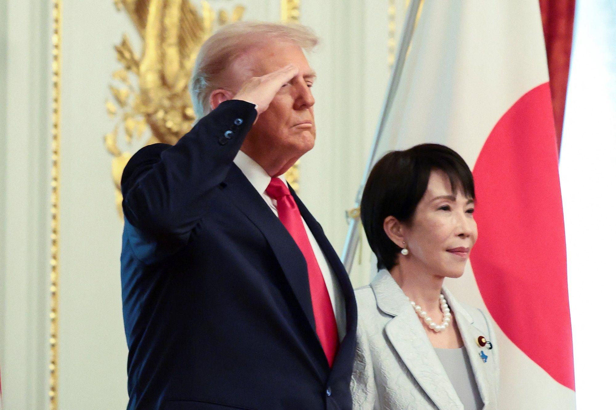 ترامب يوقع اتفاقيتين للتعاون والتعدين مع رئيسة وزراء اليابان التي وعدت بترشيحه لجائزة نوبل للسلام 2 الرئيس الأمريكي دونالد ترامب يؤدي التحية العسكرية بجانب رئيسة الوزراء اليابانية ساناي تاكايتشي، في يوم اجتماع ثنائي في قصر أكاساكا في طوكيو، اليابان، 28 أكتوبر/تشرين الأول 2025.