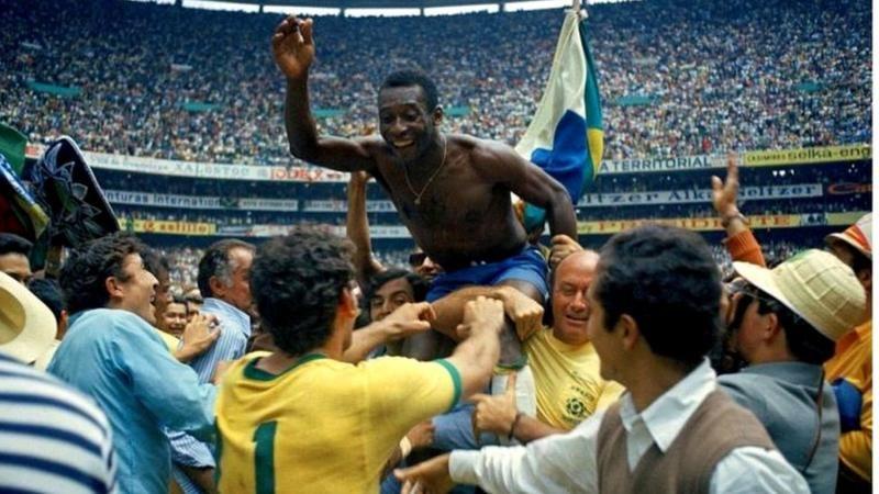 Pel&eacute; carregado pelas pessoas no Est&aacute;dio Azteca, no M&eacute;xico, ap&oacute;s a conquista do tricampeonato mundial em 1970