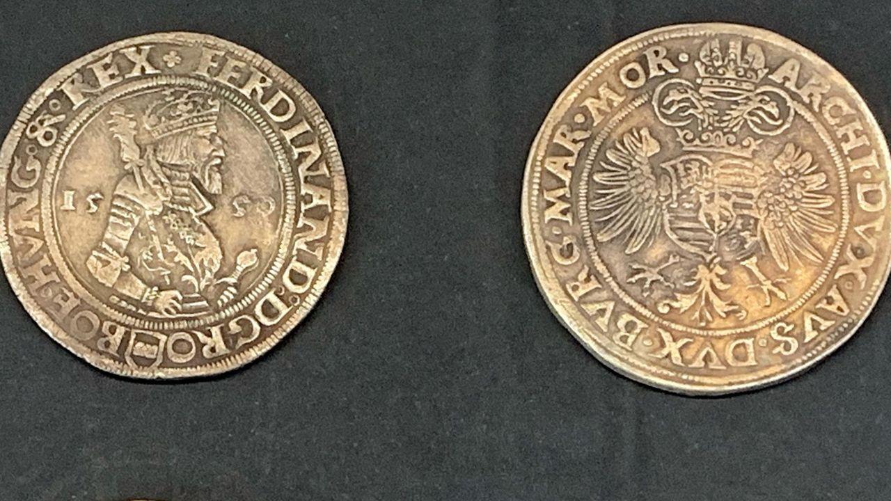 El primer tálero con una imagen de Joaquim y el león de Bohemia.