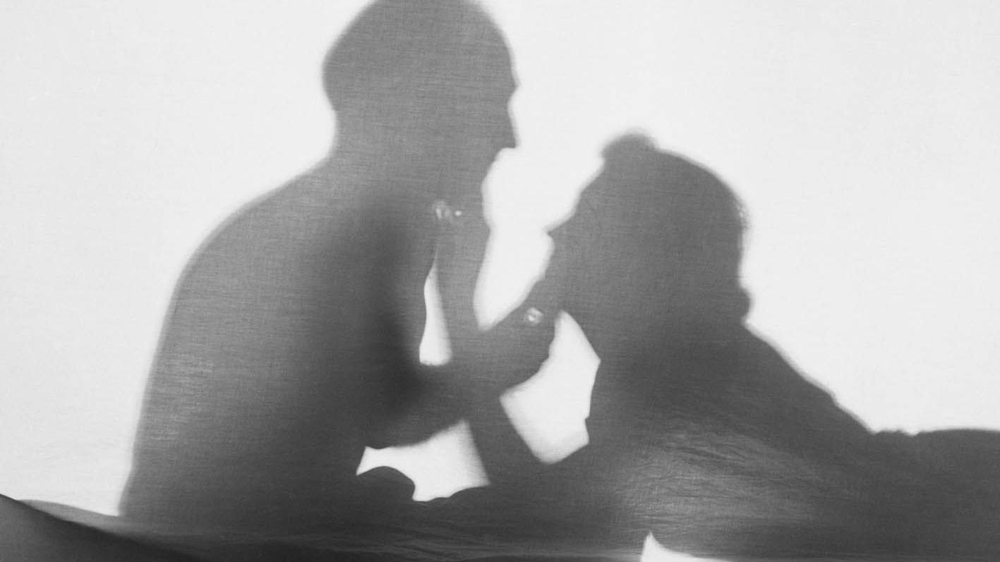 一對情侶的剪影