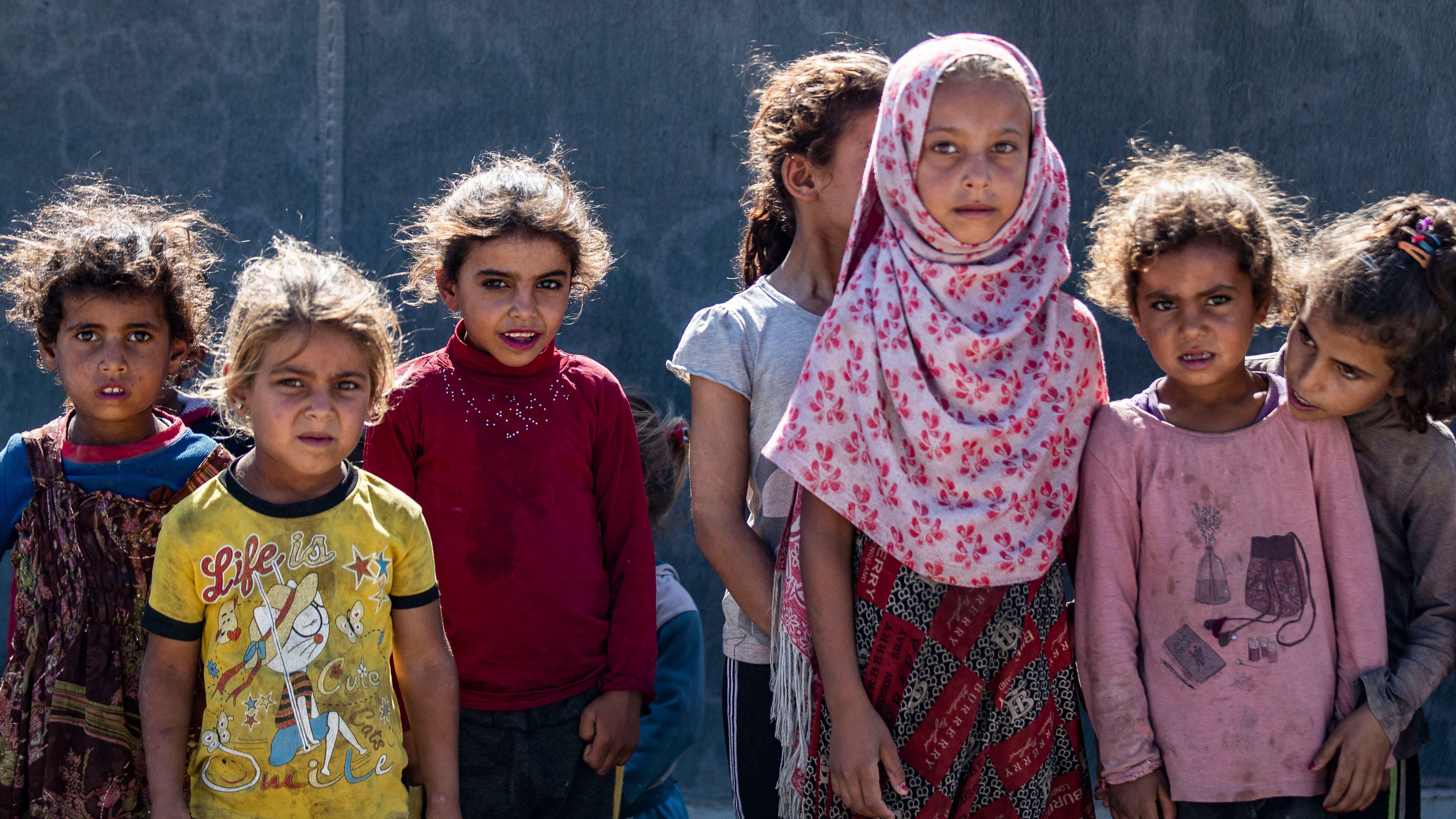 Kako odrastanje u ratu zaista utiče na jednog 11-godišnjaka 11 Devojčice stoje pored šatora u kampu za interno raseljena lica u severnoj sirijskoj provinciji