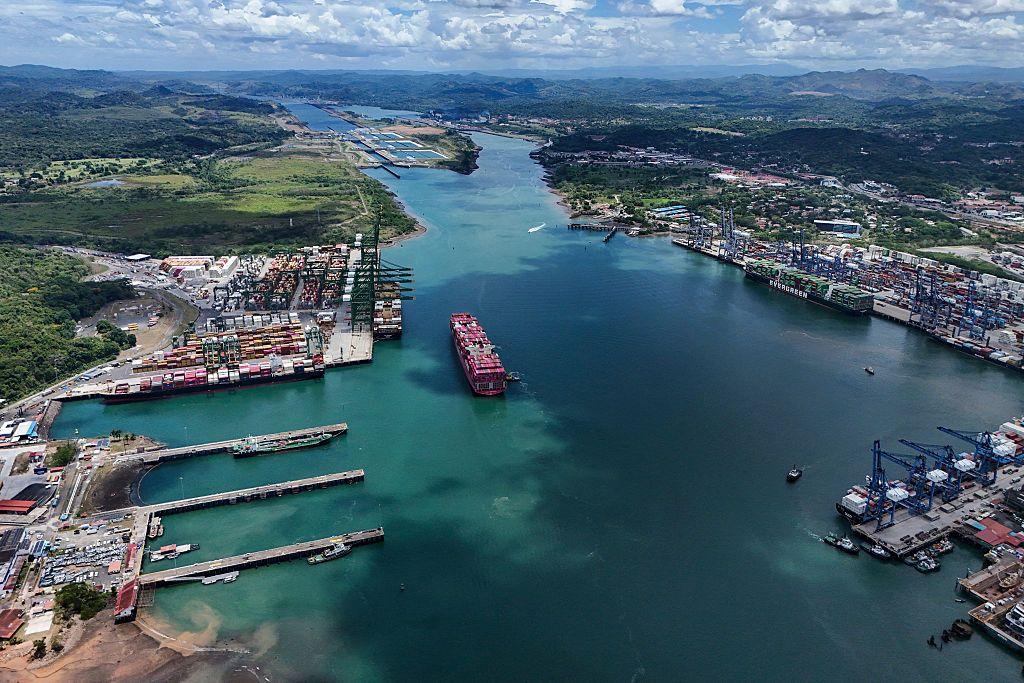 Vista aérea del buque portacontenedores One Contribution navegando bajo la bandera de Tokio mientras entra en el Canal de Panamá en la Ciudad de Panamá el 21 de abril de 2026. Según la Autoridad del Canal de Panamá, el tránsito por el canal ha aumentado debido a la guerra en Medio Oriente. (Foto de MARTIN BERNETTI / AFP a través de Getty Images)