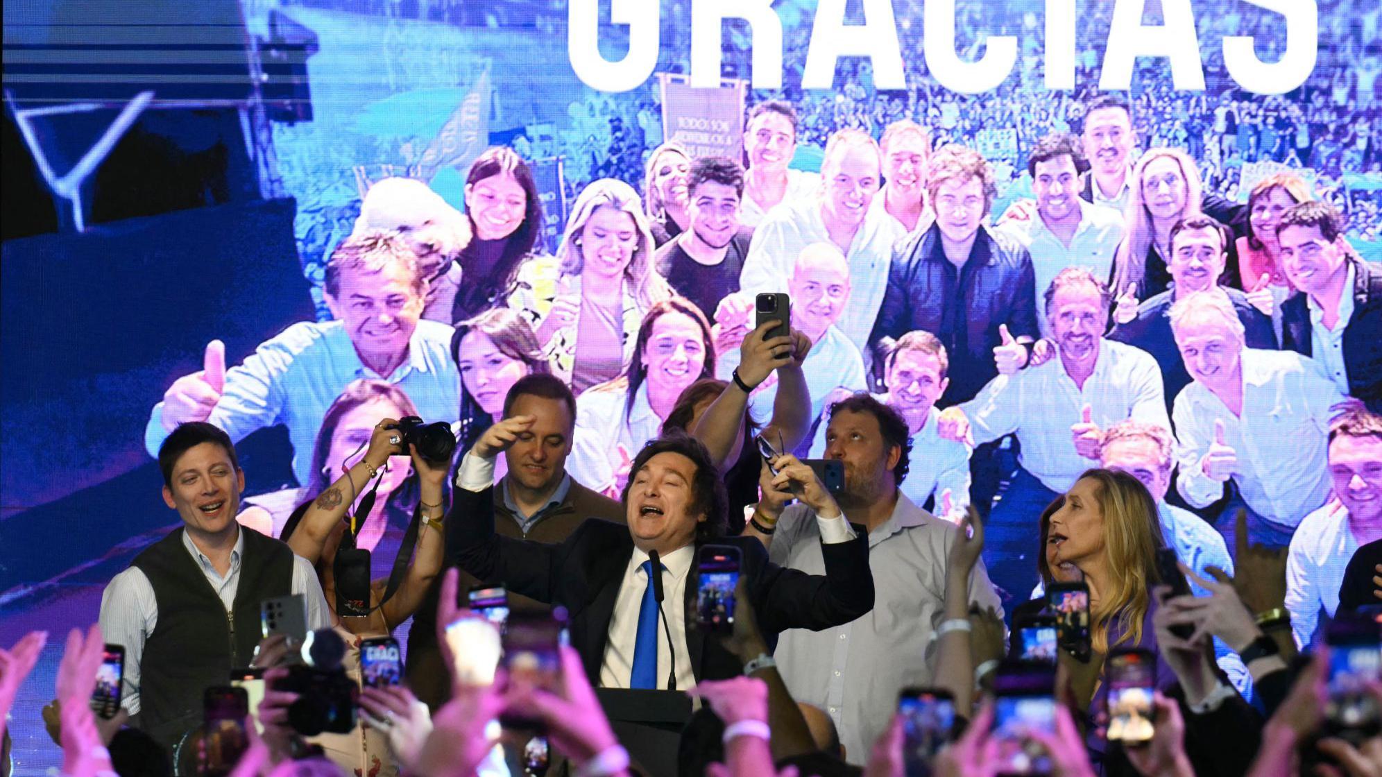 Festejos en el búnker electoral de la Libertad Avanza.