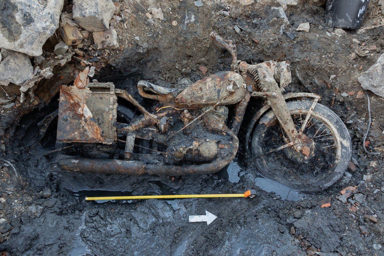 nemački motocikl iz drugog svetskog rata u dunavu, dunav, nizak vodostaj dunava